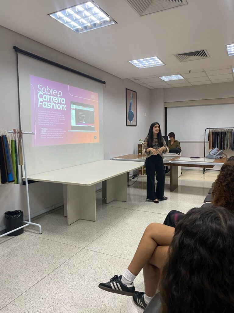Palestra sobre Carreira Fashion, plataforma de vagas na área de moda