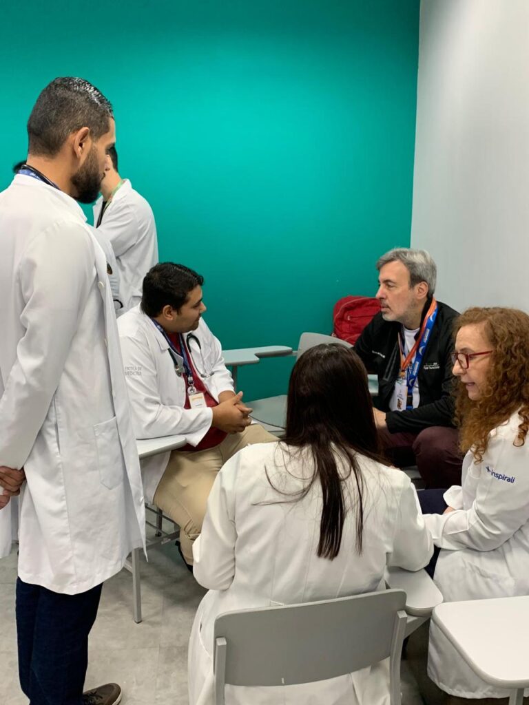 Atendimento médico no mutirão na Anhembi: alunos e professores do curso de Medicina