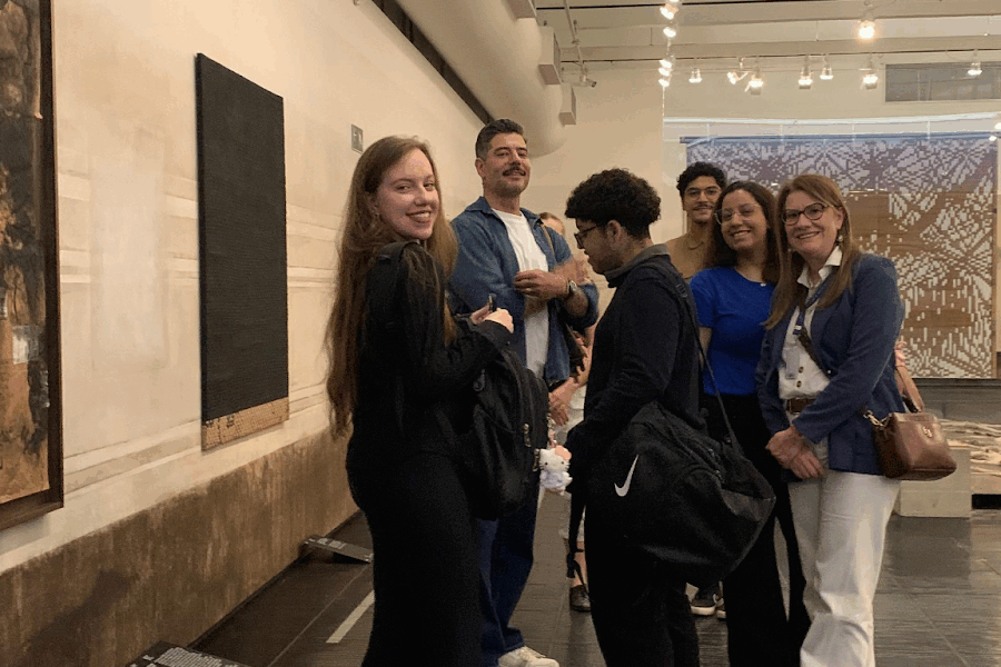 Alunos gravam reportagem no Masp
