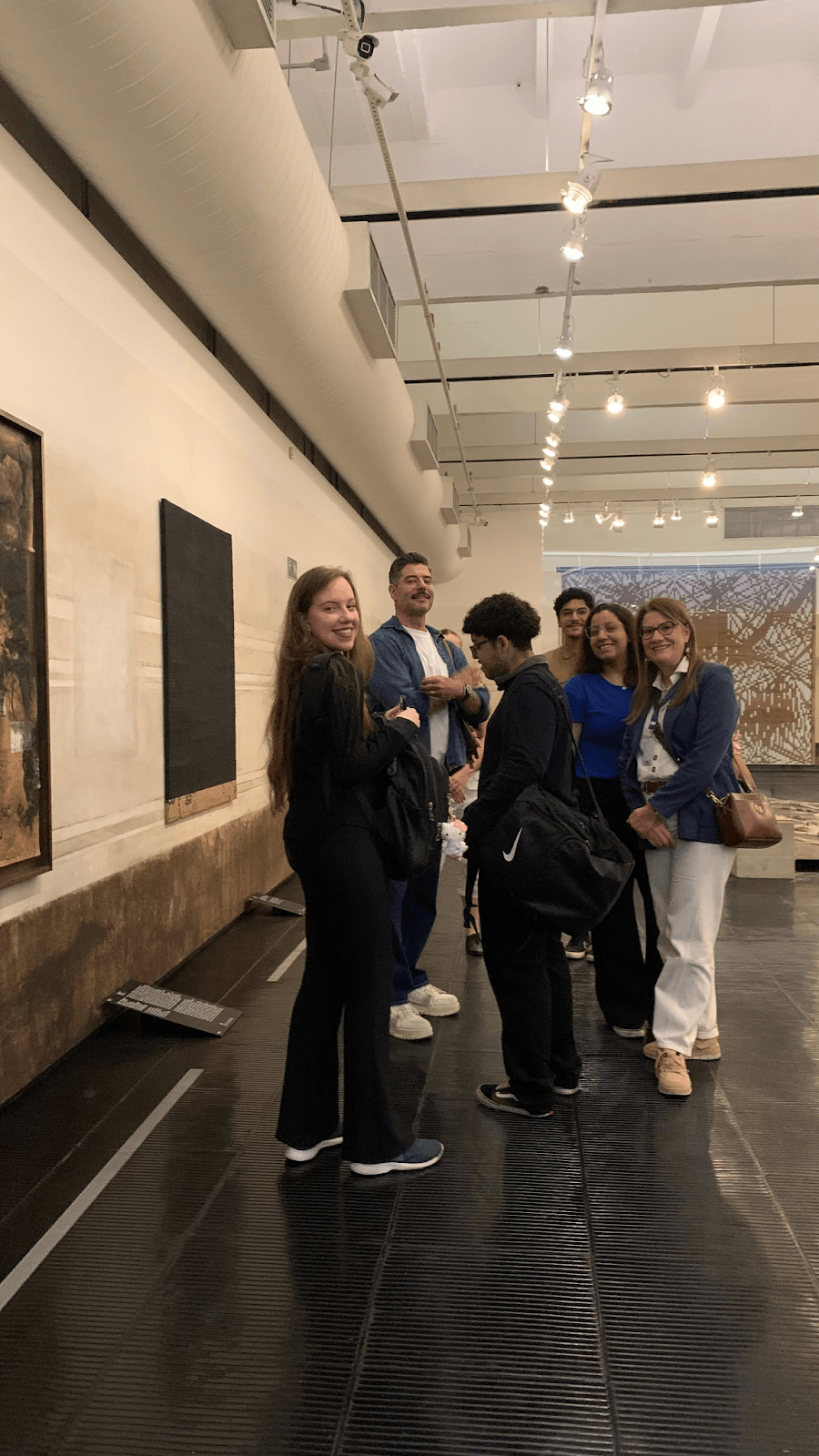 Alunos gravam reportagem no Masp