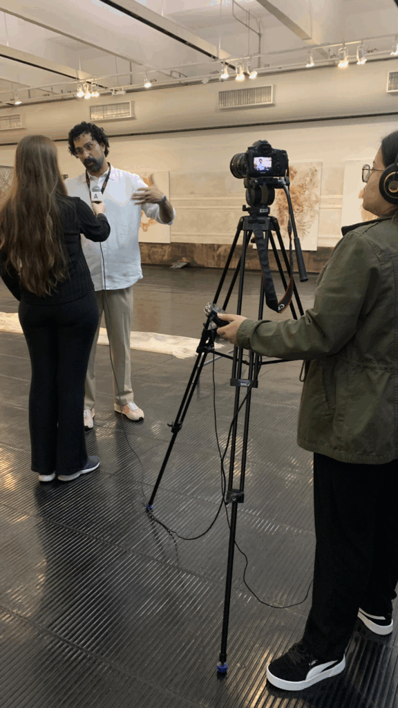 Alunos gravam reportagem no Masp