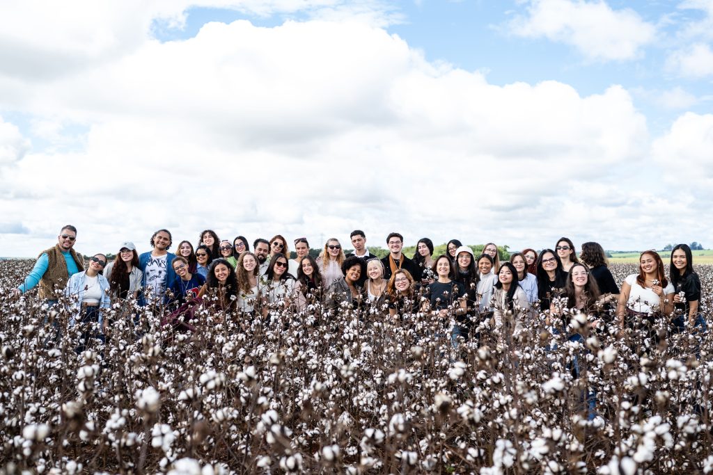 Alunos de moda visita fazenda de algodão