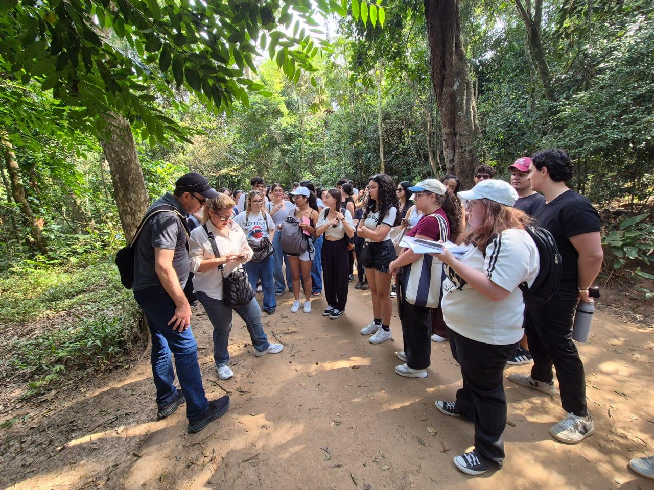 Alunos de Arquitetura e Urbanismo em projeto no Capão Redondo