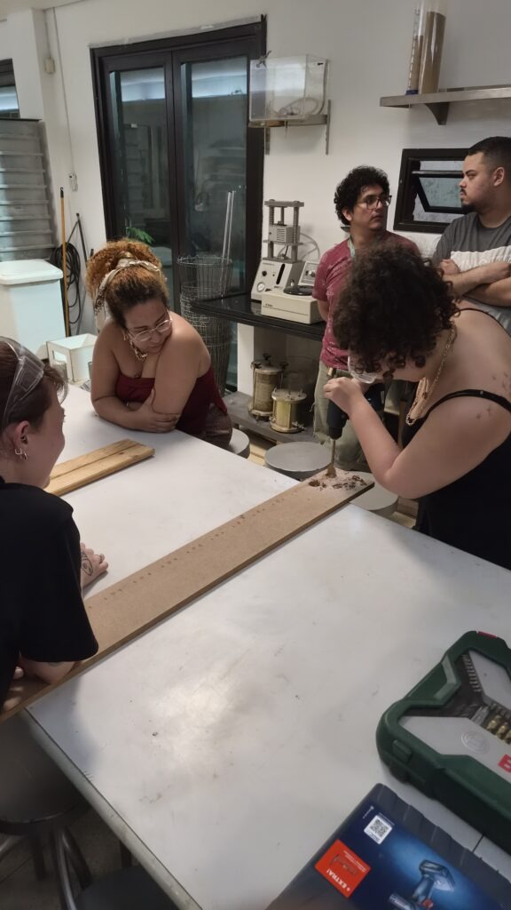 Oficina de marcenaria com estudantes de Design de Moda