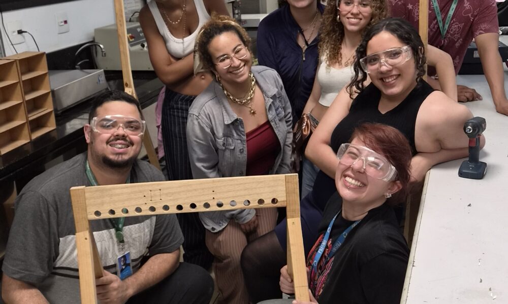 Oficina de marcenaria com estudantes de Design de Moda