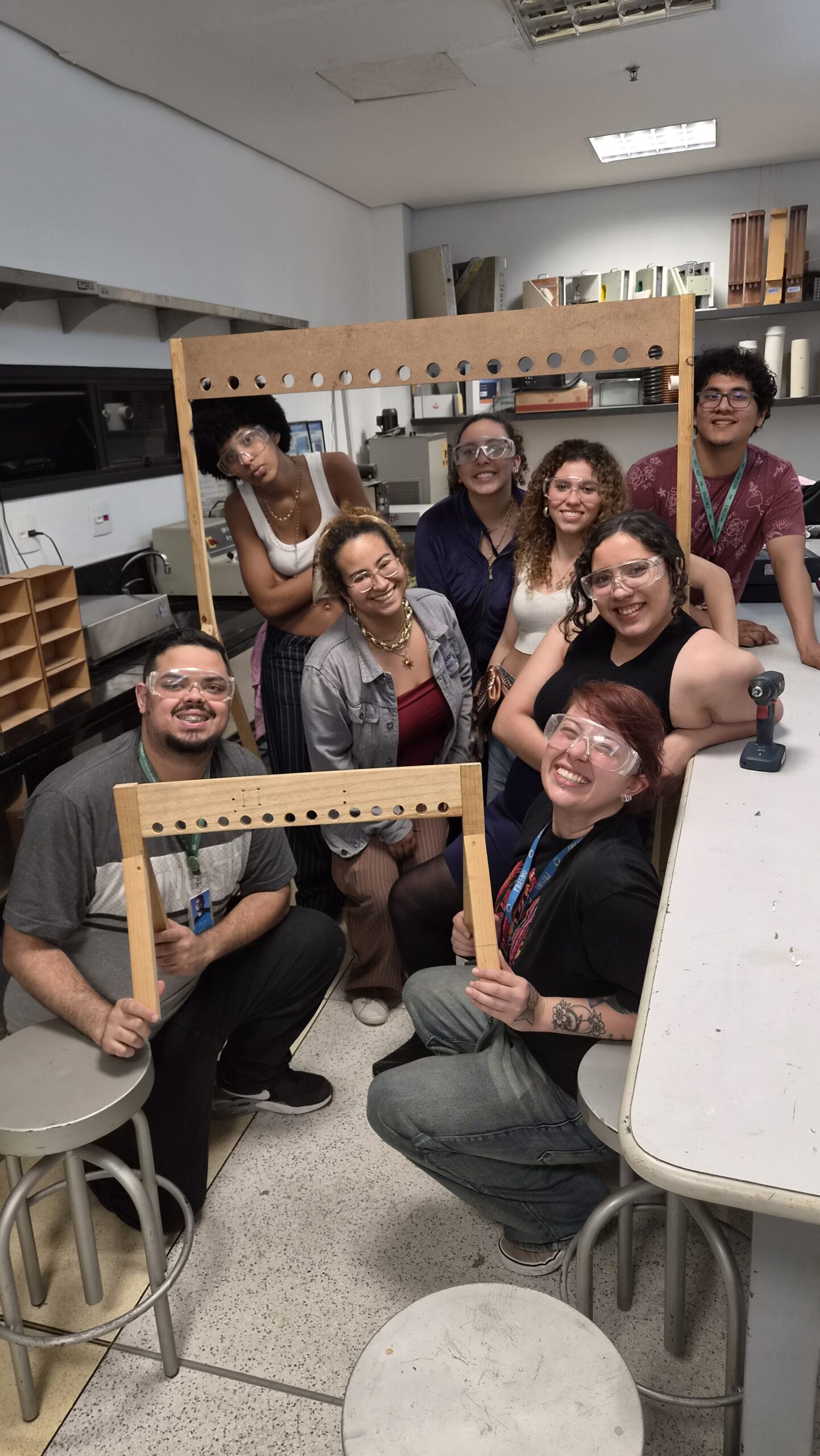 Oficina de marcenaria com estudantes de Design de Moda
